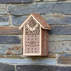 New CKB LTD Naturligt trä Insektshotell för bin Nyckelpiga Butterfly Shelter Bo Trädgård Utomhus Habitat Hem Exteriör 16x9x23cm För Fåglar & Småvilt