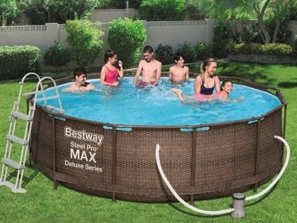 Clearance Mega Stor Inflaterbar Pool i Ratanlook med Filterpump, Stege & Skydd - Perfekt för Sommarunderhållning Pooler