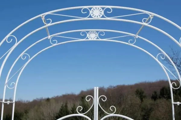 Discount Melissa Metal Rose Arch with Gate - White, Climbing Plant Support, Garden Decor, 220x120x40cm Valvbågar, Spaljéer, Bersåer & Pergolor