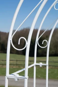 Discount Melissa Metal Rose Arch with Gate - White, Climbing Plant Support, Garden Decor, 220x120x40cm Valvbågar, Spaljéer, Bersåer & Pergolor