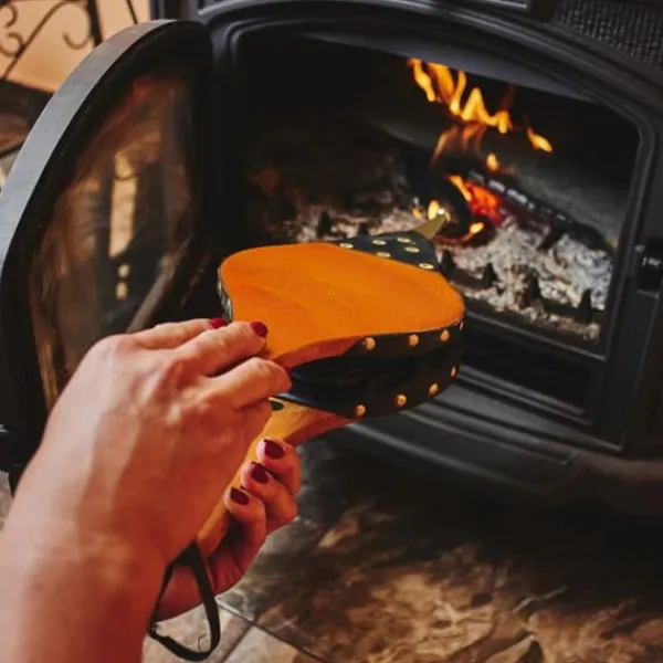 Relaxdays skorsten blåsare, grill, rustik tändare, dekorativa gyllene spikar, längd 39 cm, brun/svart
