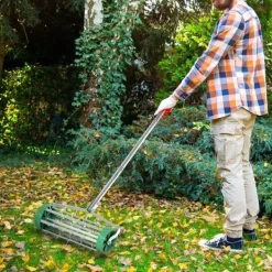 Rootz Lawn Roller - Lawn Aerator - Handtagslängd justerbar - Hand Scarifier - Spiked Roller Lawn - Underhåll trädgård - Grön + Silver - 139 x 43,5 x 1 | CDON Trädgårdsverktyg