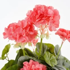 Outlet Syntetisk växt - Mica Decorations - Geranium - Laxrosa - H34 x Ø20 cm - Underhållsfri inomhus Krukväxter Inomhus