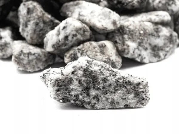 Trädgårdssten Dekorativ Granit DALMATISK Grus 8-16MM 20KG Biovita