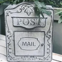 Vintage brevlåda - Väggmonterad postlåda - Vägg-/Staketmontering - Präglad metall - Utomhus - Med lock - Mått 26×9,5×34 cm - Grå